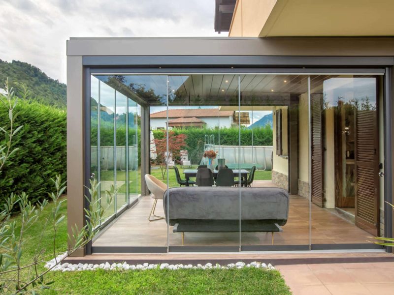 Pergola_bioclimatica_con_serramenti_in_vetro_02